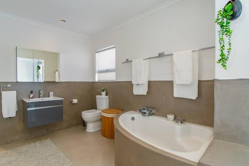 Chic, Cozy, Modern, Secure And Centrally Located *