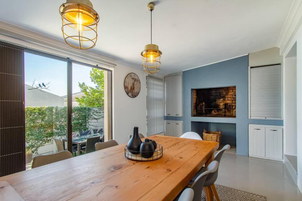Chic, Cozy, Modern, Secure And Centrally Located Cape Town