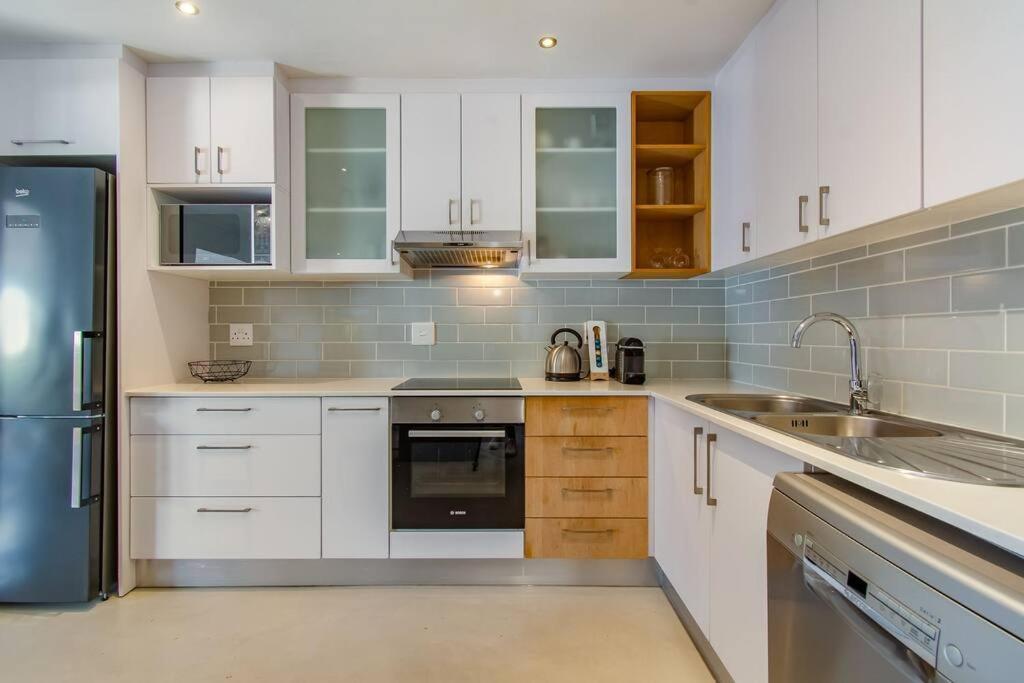 Chic, Cozy, Modern, Secure And Centrally Located Holiday home *
