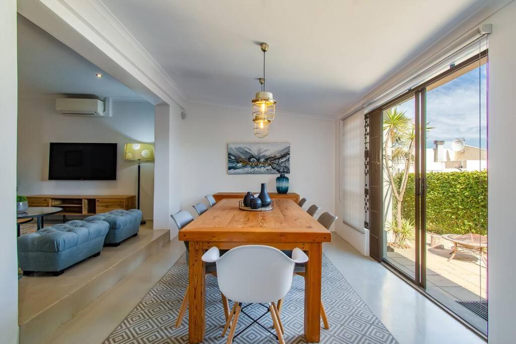 Chic, Cozy, Modern, Secure And Centrally Located Cape Town
