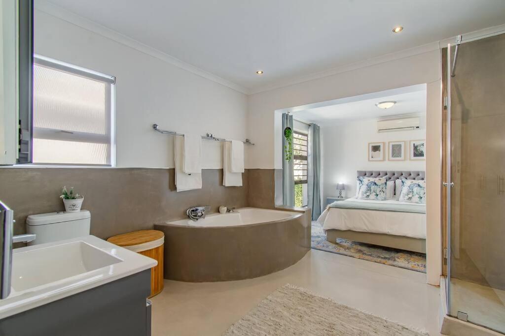 Chic, Cozy, Modern, Secure And Centrally Located Holiday home Cape Town