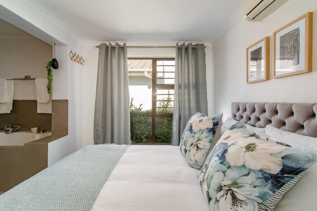 Chic, Cozy, Modern, Secure And Centrally Located Cape Town