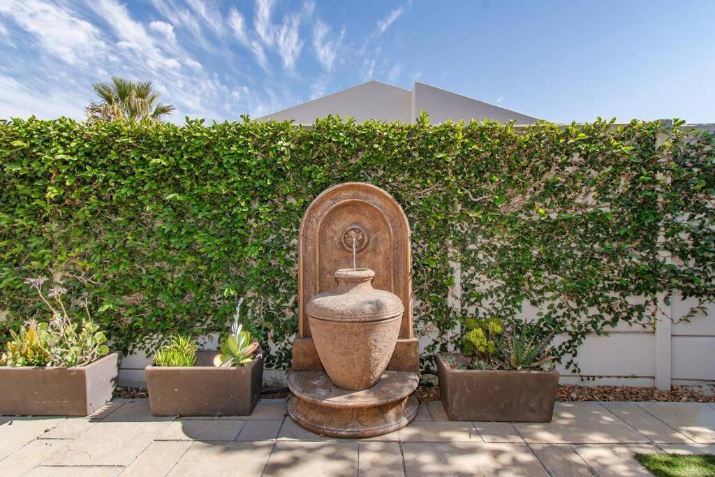 Chic, Cozy, Modern, Secure And Centrally Located Cape Town